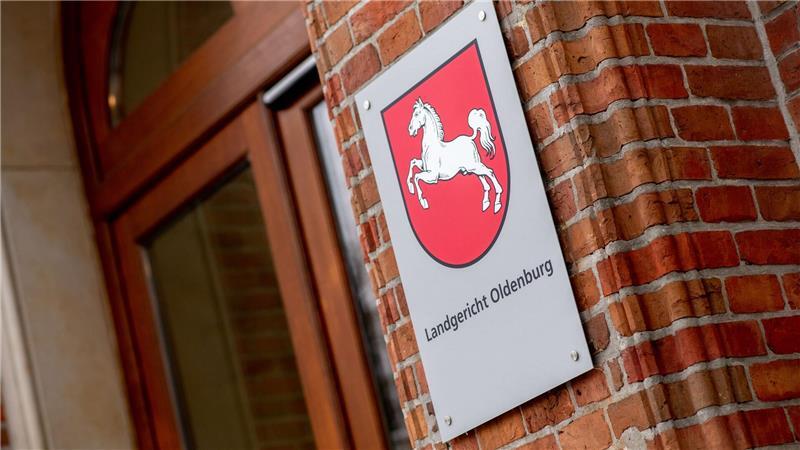 Nach einem Einbruch mit einem Auto in ein Juweliergeschäft im niedersächsischen Oldenburg ist ein 43 Jahre alter Angeklagter vor dem Landgericht Oldenburg wegen Diebstahls mit Waffen und Sachbeschädigung verurteilt worden.