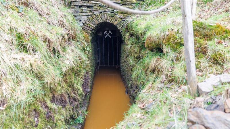 Nach einem Einbruch von zwei Unbekannten in ein Besucherbergwerk haben aus Sicherheitsgründen Feuerwehrleute den Stollen abgesucht - und niemanden mehr angetroffen.