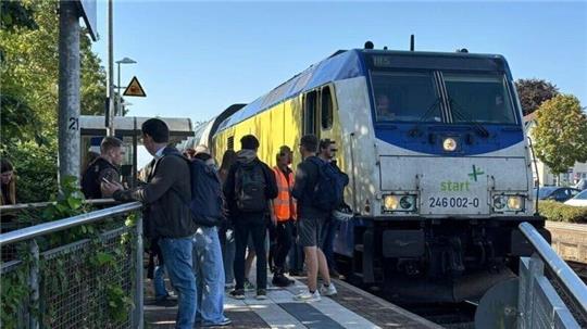 Nach einem Fahrzeugschaden mussten Reisende auf dem Bahnsteig in Otterndorf ausharren.