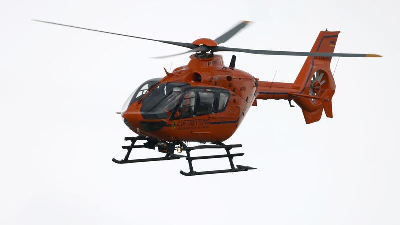 Unfälle im Norden: Fünf Schwerverletzte bei Frontalcrash – Frau stirbt bei Motorradunglück Nach einem Frontalzusammenstoß in Sterup (Schleswig-Holstein) wird ein Kind mit dem Rettungshubschrauber in eine Klinik gebracht (Symbolbild).