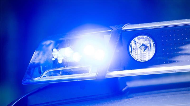 Nach einem Frontalzusammenstoß zweier Autos ist ein 24-Jähriger auch noch ausgeraubt worden. (Symbolbild)