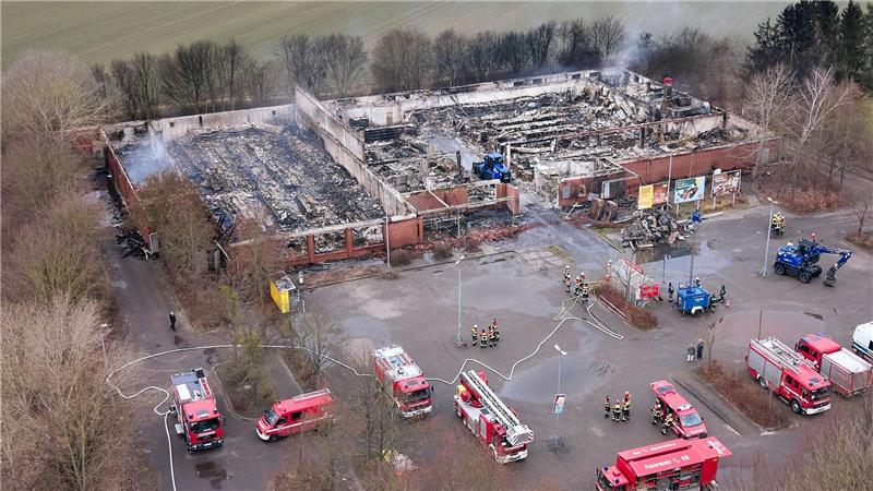 Nach einem Großbrand in Zehdenick in Brandenburg ist ein Supermarktkomplex zerstört.