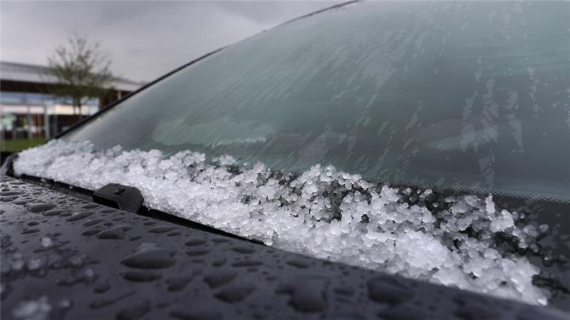 Unfälle auf A27 nach Hagelschauer – Schneeregen im Kreis Stade erwartet Nach einem Hagelschauer kam es am Sonntag auf der A27 zu insgesamt fünf Unfällen.
