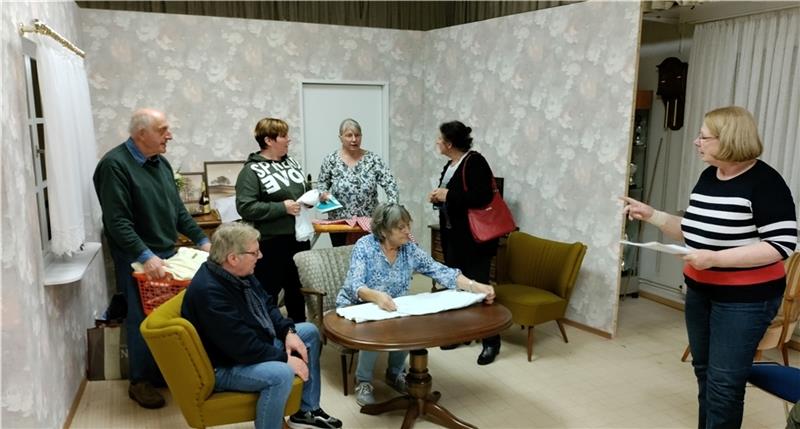 Nach einem Jahr Zwangspause wieder mit Herzblut und viel Spaß dabei: Die Laien-Schauspieler proben mit der Vorsitzenden Astrid Bäck-Bungenstock (rechts) als Souffleuse. Foto: Lohmann