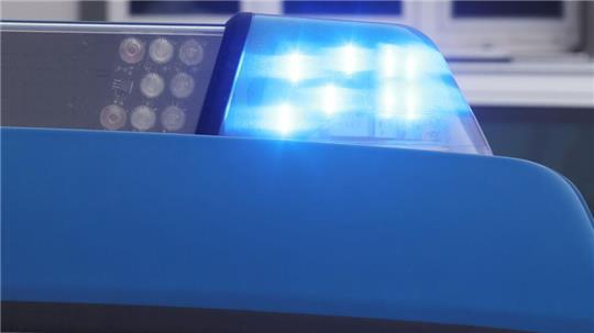 Nach einem Juwelier-Raub sind die Täter weiterhin auf der Flucht (Symbolbild).