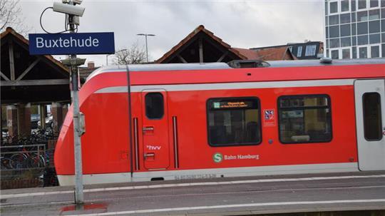 Eine S-Bahn der Linie S5 steht im Bahnhof Buxtehude.