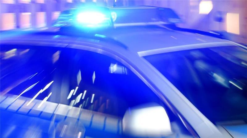 13-Jähriger in Kiel niedergestochen – Lebensgefahr Nach einem Messerangriff auf einen 13-Jährigen in Kiel ermittelt die Polizei gegen eine ganze Gruppe junger Leute.
