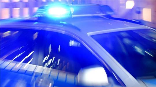 Nach einem Messerangriff auf einen 13-Jährigen in Kiel ermittelt die Polizei gegen eine ganze Gruppe junger Leute.