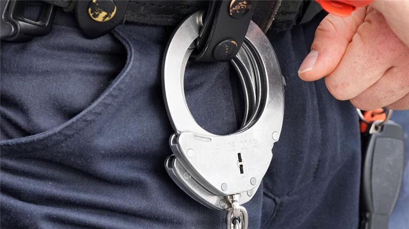 Nach einem Messerangriff in Hamburg hat die Polizei zwei Verdächtige festgenommen. Gegen beide wird nun wegen versuchten Mordes ermittelt. (Archivbild)
