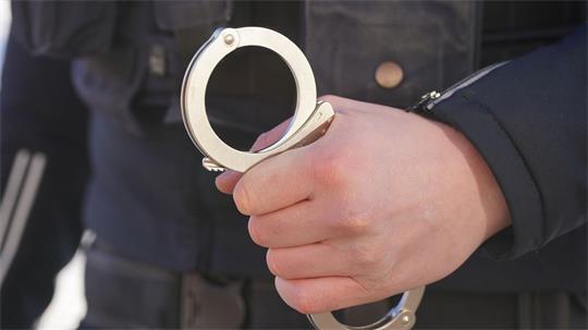 Nach einem Messerangriff nimmt die Polizei einen 16-Jährigen vorläufig fest. (Symbolbild)