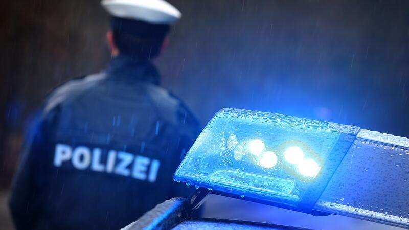 Nach einem Motorradunfall sucht die Polizei einen weißen SUV und seinen Fahrer (Symbolbild).