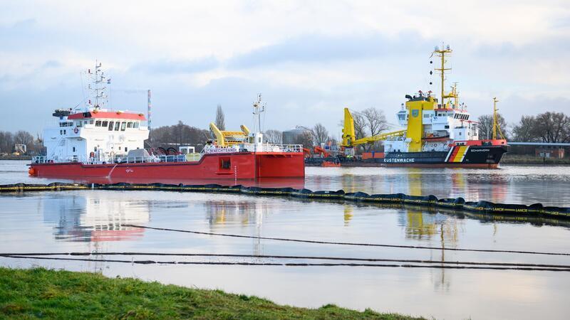 Nach einem Ölunfall im Hafen Brunsbüttel war damals das Havariekommando im Einsatz. (Archivbild)