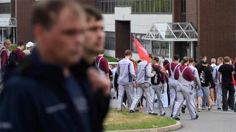 VW-Chef: Kosten zu hoch - Einschnitte im Management Nach einem Protest am Werkstor strömen Beschäftigte des Volkswagen-Werkes Zwickau zur Betriebsversammlung, bei der VW-Chef Oliver Blume spricht.