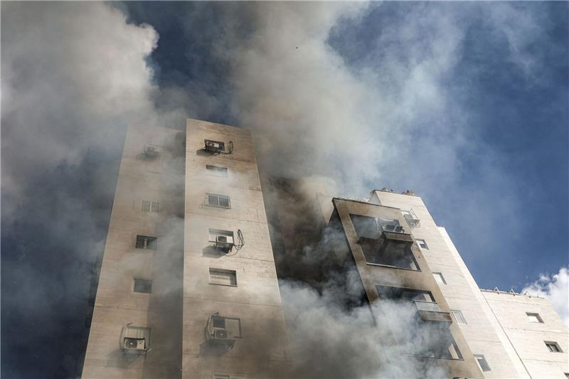 Großangriff der Hamas auf Israel - Mehrere hundert Tote Nach einem Raketenangriff aus dem Gazastreifen ist Rauch aus einem Wohnhaus in Ashkelon zu sehen.