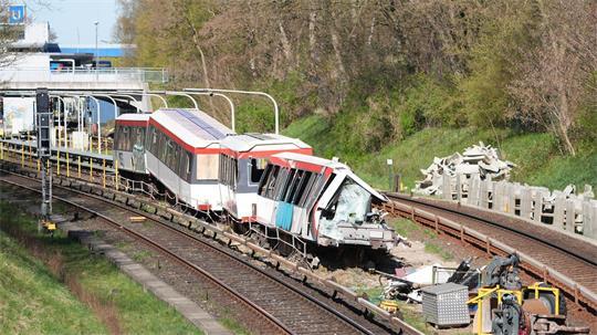 Nach einem Rangierunfall einer U-Bahn in Hamburg am Anfang des Jahres sollen am Wochenende zwei der betroffenen Fahrzeuge abtransportiert werden. (Archiv)