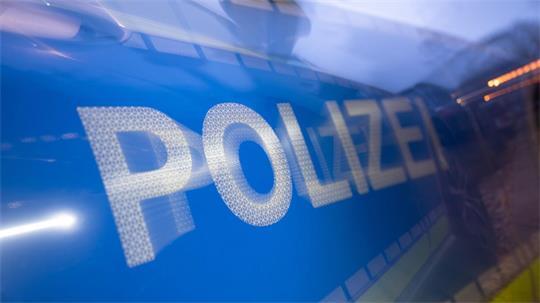Nach einem Raubüberfall mit einer Toten in Isernhagen sucht die Polizei nach dem Täter. (Symbolbild)