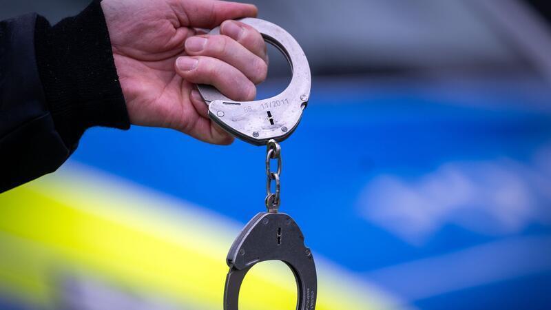 Nach einem Reizgas-Überfall auf ein Ehepaar in Hamburg-Uhlenhorst hat die Polizei zwei Tatverdächtige festgenommen. (Symbolbild)