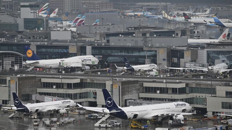 Nager beißt Kabel durch - Flughafen stundenlang ohne Strom Nach einem Stromausfall in der Nacht kann es am Frankfurter Flughafen noch zu Verspätungen kommen. (Archivbild)