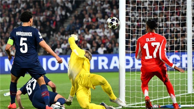 „Sehr intensives Spiel“: Großes Bayern-Comeback gegen PSG Nach einem Supersolo von Bayerns Michael Olise (r) landet der Ball am Pfosten.