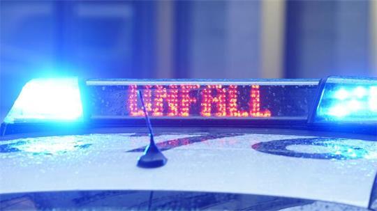 Nach einem Unfall an der Einfahrt zum Deichtortunnel geht die Hamburger Polizei von einem illegalen Straßenrennen aus. (Symbolbild)