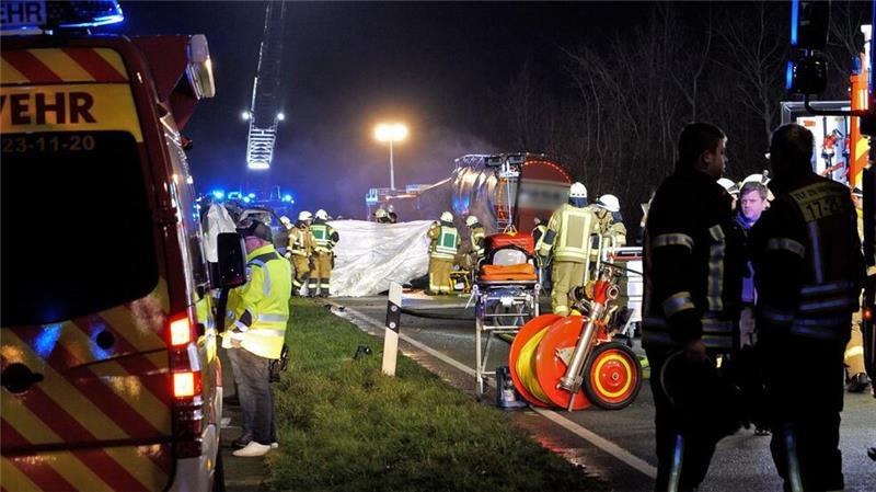 Fünf Tote nach Horror-Crash: Polizei klärt Identität Nach einem Unfall arbeiten Rettungskräfte am Unfallort.