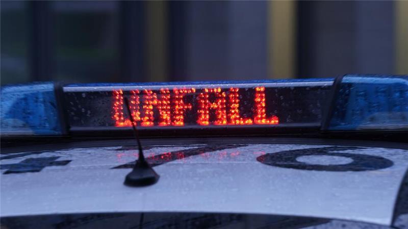 Nach einem Unfall auf der A23 wurden Abschleppfahrzeuge angefordert. (Symbolbild)