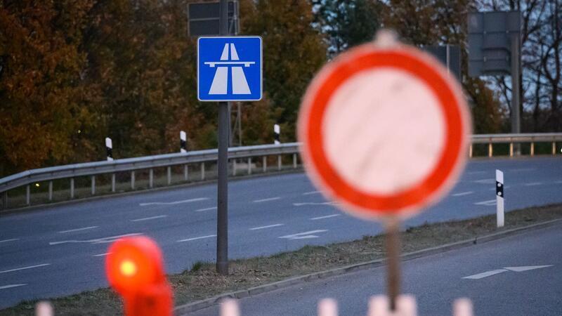 Nach einem Unfall auf der A7 nahe Bispingen im Heidekreis ist der betroffene Autobahnabschnitt in Fahrtrichtung Hamburg vorübergehend voll gesperrt worden. (Symbolbild)