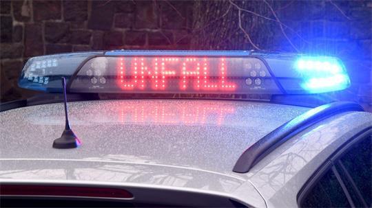 Nach einem Unfall auf der B5 in Nordfriesland ist ein Autofahrer gestorben. (Symbolbild)