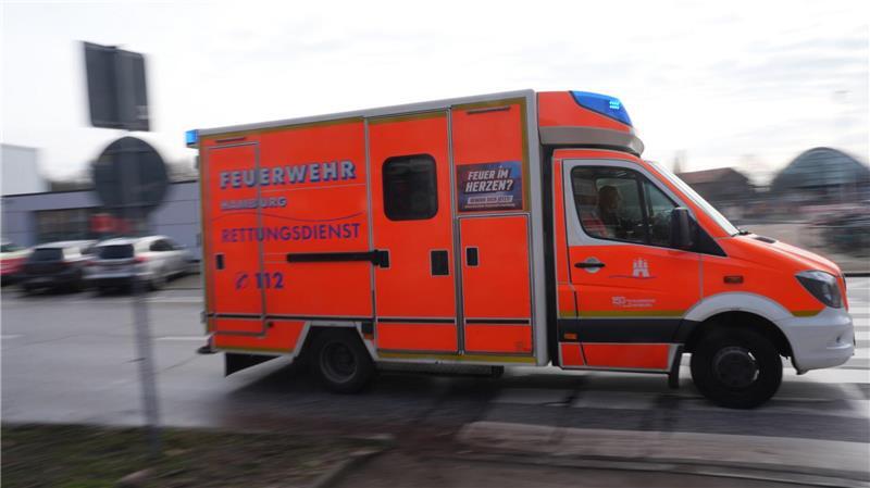 Wand stürzt auf Arbeiter - schwer verletzt Nach einem Unfall auf eine Baustelle hat die Hamburger Feuerwehr einen verletzten Arbeiter ins Krankenhaus gebracht. (Symbolbild)