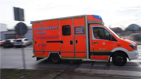 Nach einem Unfall auf eine Baustelle hat die Hamburger Feuerwehr einen verletzten Arbeiter ins Krankenhaus gebracht. (Symbolbild)