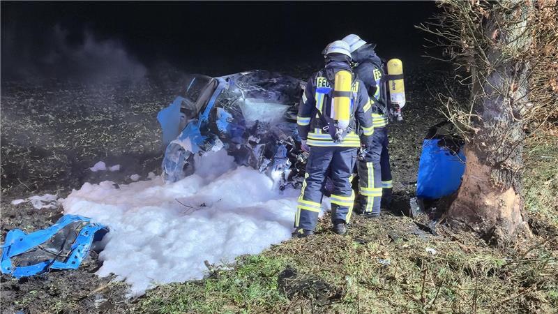 Geraten E-Autos leichter in Brand? Fachmann aus Buxtehude antwortet Nach einem Unfall im April im Landkreis Cuxhaven kühlte die Feuerwehr den Akku des E-Autos mit einem Löschschaumteppich herunter.