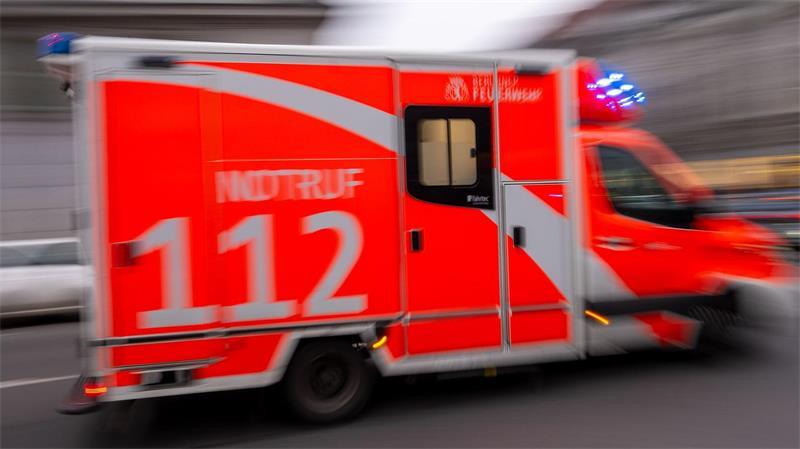 Nach einem Unfall in Barmstedt im Kreis Pinneberg ist ein schwer verletzter Mann ins Krankenhaus gebracht worden. (Symbolbild)