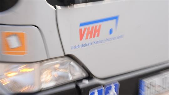 Nach einem Unfall in den frühen Morgenstunden wurde der Busfahrer ins Krankenhaus gebracht. (Symbolbild)
