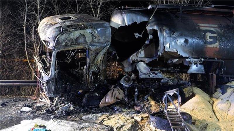 Fünf Tote nach Horror-Crash: Polizei klärt Identität Nach einem Unfall ist das Fahrerhaus eines Lkw vollkommen ausgebrannt.