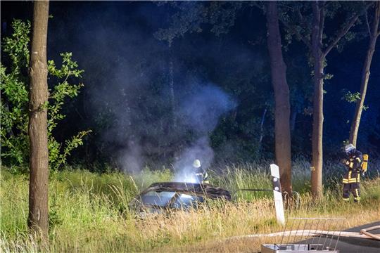 Nach einem Unfall ist ein Mercedes nahe Bothel in Feuer geraten. Der Fahrer starb. Foto: Joto