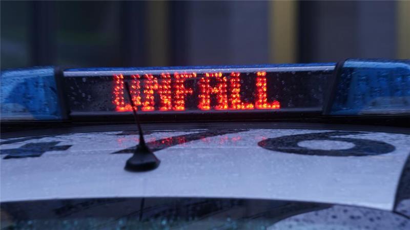 Nach einem Unfall mit anschließender Vollsperrung bildet sich auf der A7 ein Stau. (Symbolbild)
