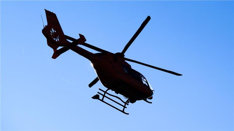 Nach einem Unfall mit drei Sattelschleppern auf der Autobahn 7 bei Seesen ist ein Rettungshubschrauber im Einsatz. (Symbolbild)