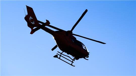 Nach einem Unfall mit drei Sattelschleppern auf der Autobahn 7 bei Seesen ist ein Rettungshubschrauber im Einsatz. (Symbolbild)