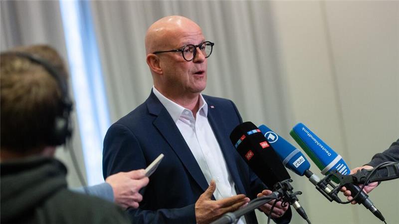 Nach einem Verhandlungsmarathon erläutert Bahn-Personalvorstand Martin Seiler die Details der Einigung. 