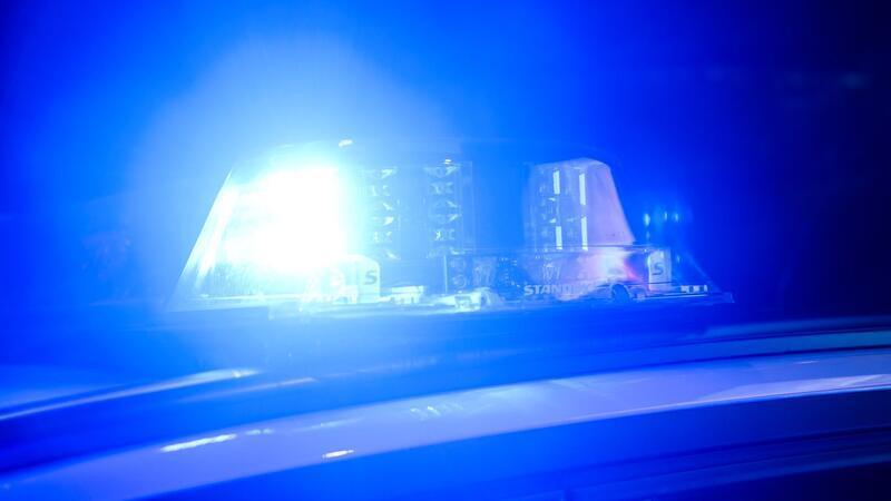 Nach einem Verkehrsunfall auf der A28 im Landkreis Oldenburg war die Fahrbahn mehrere Stunden gesperrt. (Symbolbild)