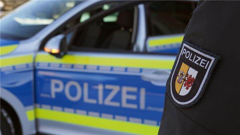 Nach einem Verkehrsunfall bei Ribnitz-Damgarten hat die Polizei in der Wohnung des Unfallfahrers eine Leiche gefunden. (Symbolbild)