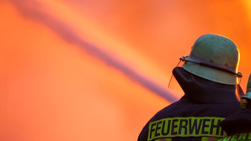 Nach einem Waldbrand an der A7 wird Frostarbeiter ermittelt. (Symbolbild)