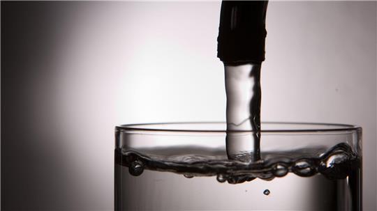 Nach einem Wasserrohrbruch im Industriegebiet in Achim wurden mehrere Straßen mit Trinkwasser geflutet. (Symbolbild)