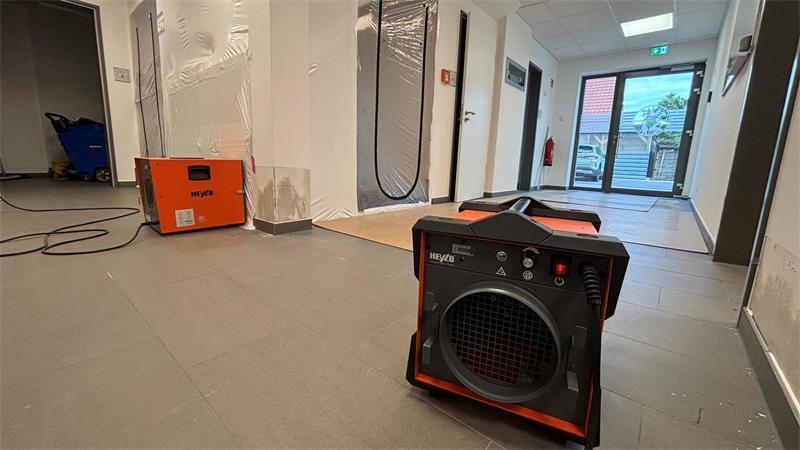 Nach einem Wasserschaden ist das Feuerwehrgerätehaus in Dammhausen eine Baustelle: Luftfilter im Eingangsbereich reinigen die Luft. Die Feuerwehr ist nach eigenen Angaben trotzdem einsatzfähig.