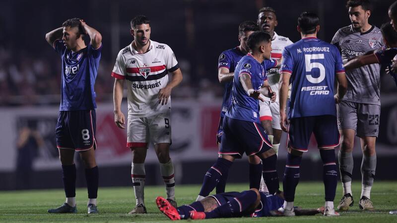 Nach Kollaps im Spiel: Uruguayischer Fußballer Izquierdo tot Nach einem Zusammenbruch bei einem Spiel bei der Copa Libertadores in Brasilien musste er ins Krankenhaus.