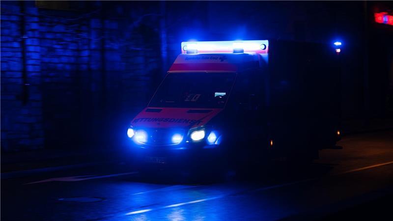 Radfahrer stürzt und wird schwer verletzt Nach einem Zusammenstoß mit einem Fußgänger stürzt ein Radfahrer und wird schwer verletzt. (Symbolbild)