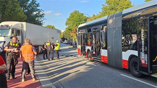 Nach einem Zusammenstoß mit einem Lastwagen weist ein HVV-Bus mehrere beschädigte Scheiben auf.