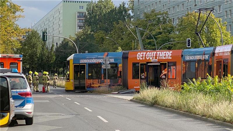 Tram und Reisebus stoßen in Mitte zusammen - Fahrer verletzt Nach einem Zusammenstoß mit einem Reisebus entgleist eine Tram.