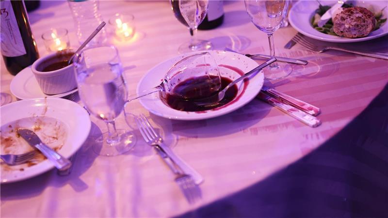 Nach einem Zwischenfall beim White House Correspondents‘ Dinner im Washington Hilton liegt ein Weinglas in einem Teller.