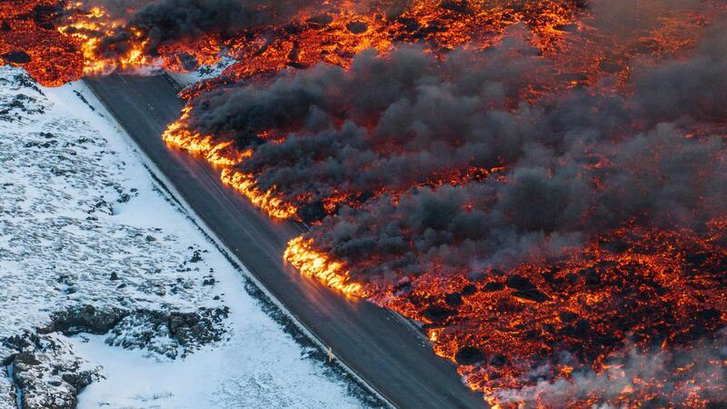 Nach einem erneuten Vulkanausbruch fließt Lava über die Hauptstraße nach Grindavík.